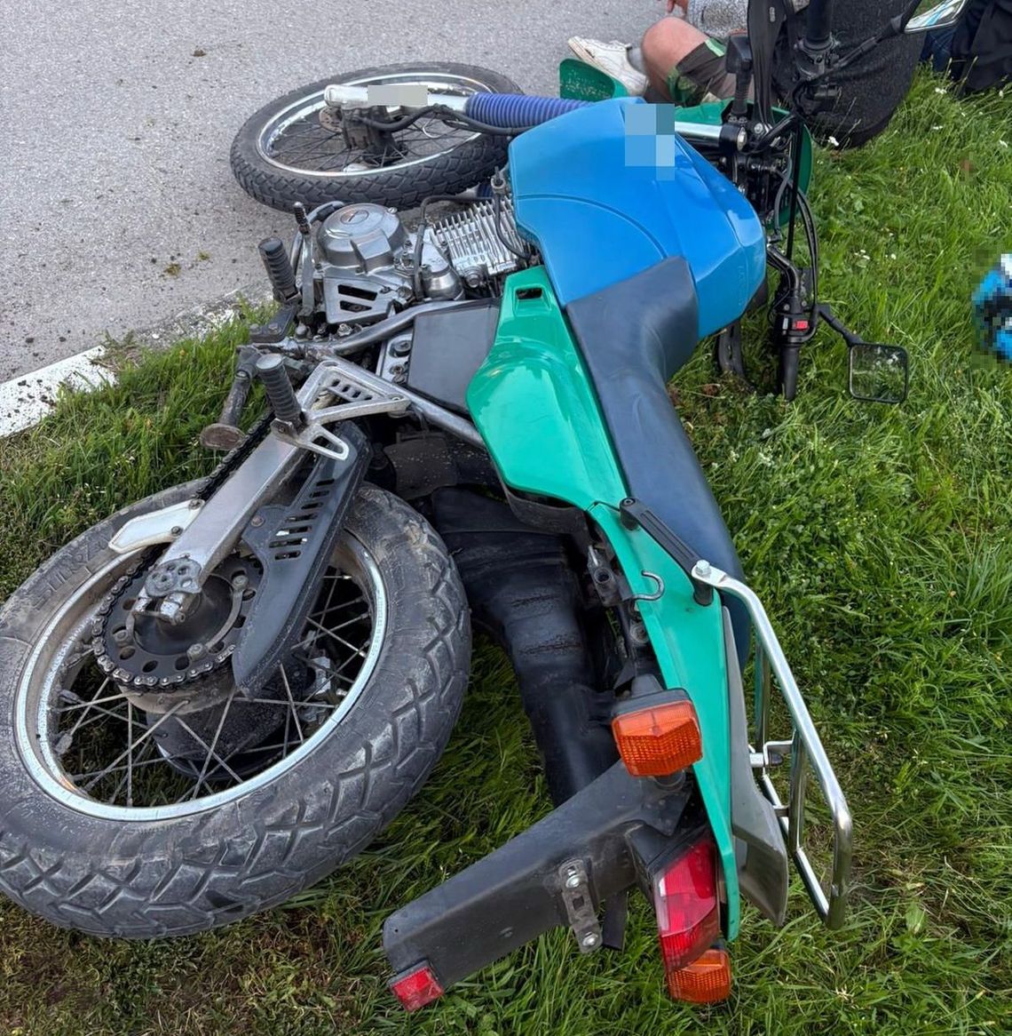 Pijany kierowca chciał uciec policji. Po przejechaniu kilkuset metrów pokonał go krawężnik