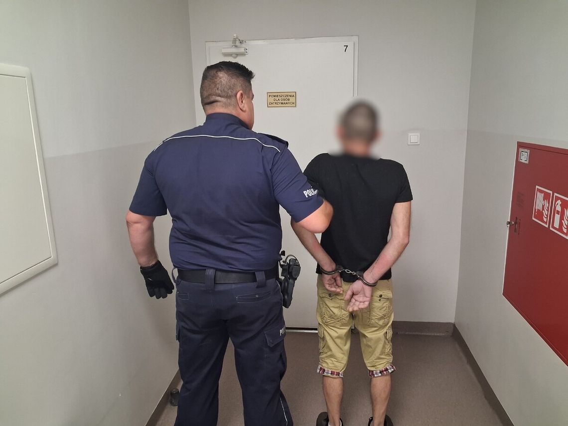 Pijany kierowca chciał uciec świadkom i wskoczył do stawu. Poddał się, gdy zrozumiał, że jest otoczony