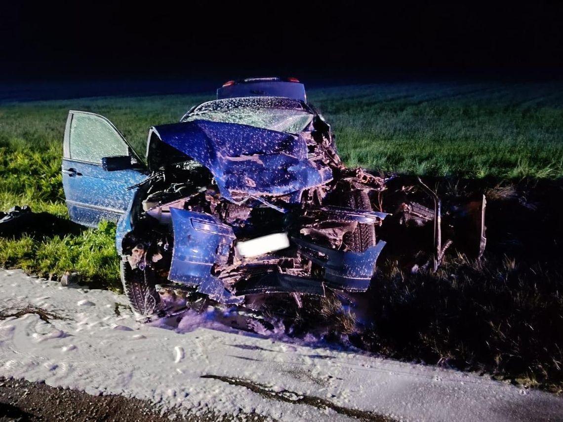 Pijany kierowca ciągnika spowodował zderzenie czołowe z BMW. Zostawił rannych pasażerów i uciekł z miejsca