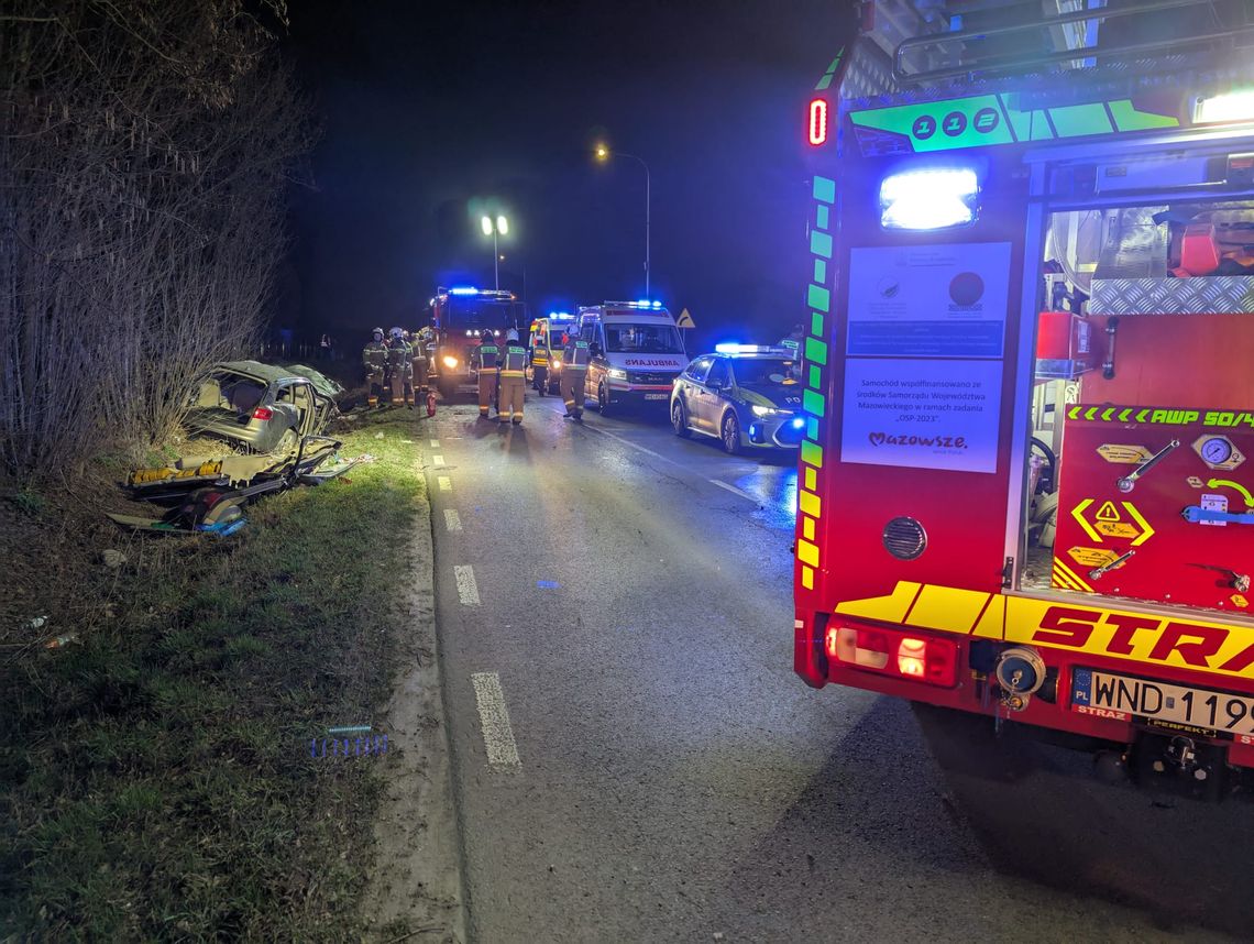 Pijany kierowca dachował audi. Strażacy musieli rozciąć auto, by uwolnić trzech rannych mężczyzn