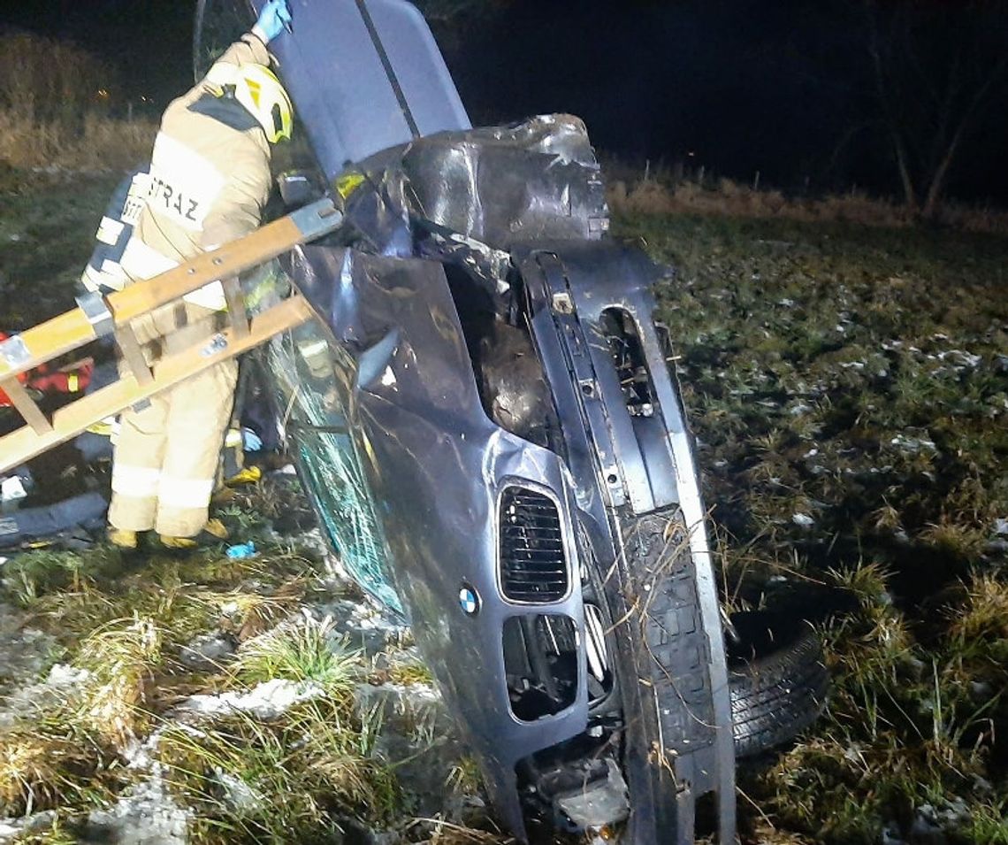 Pijany kierowca dachował BMW w rowie. Z auta musieli go wycinać strażacy