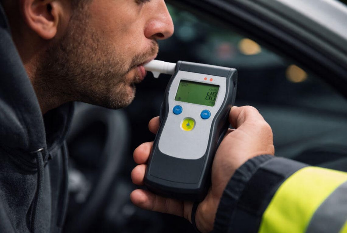 Pijany kierowca dmuchnął w alkomat, ale zabrakło skali. Dopiero na komendzie udało się zmierzyć mu promile