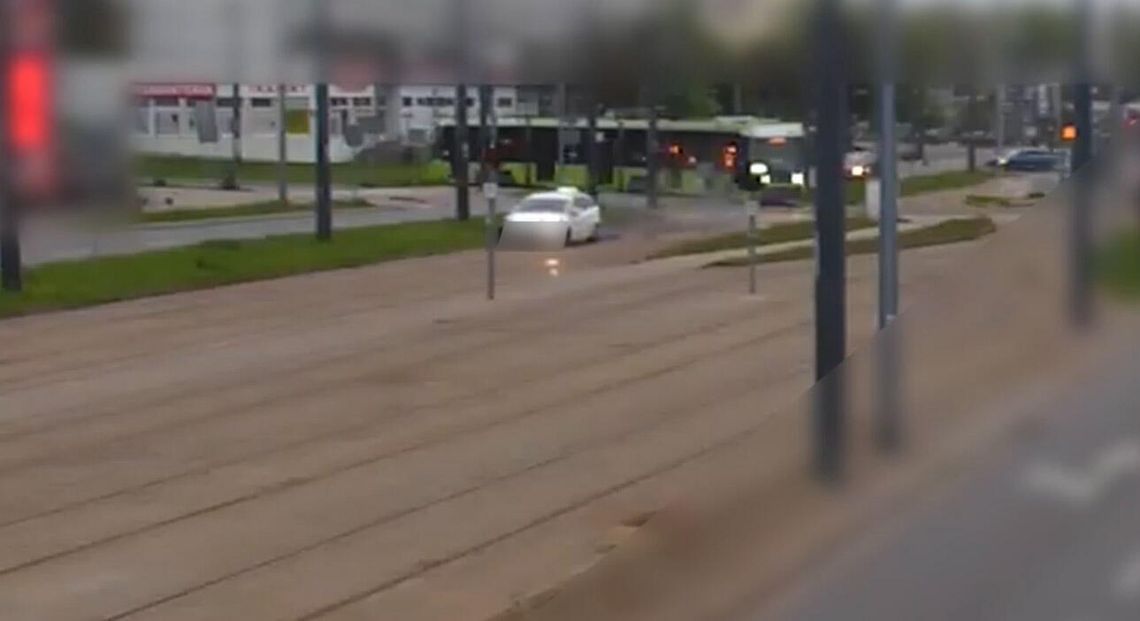 Pijany kierowca forda myślał chyba, że prowadzi tramwaj. Wjechał na teren zajezdni i utknął