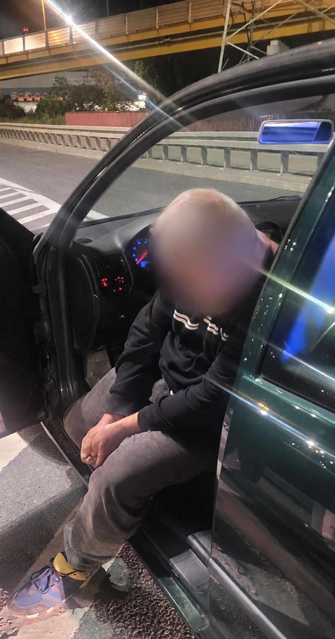 Pijany kierowca jechał całą szerokością drogi. Podczas kontroli zaczął przysypiać na siedząco Pijany kierowca jechał całą szerokością drogi. Podczas kontroli zaczął przysypiać na siedząco
