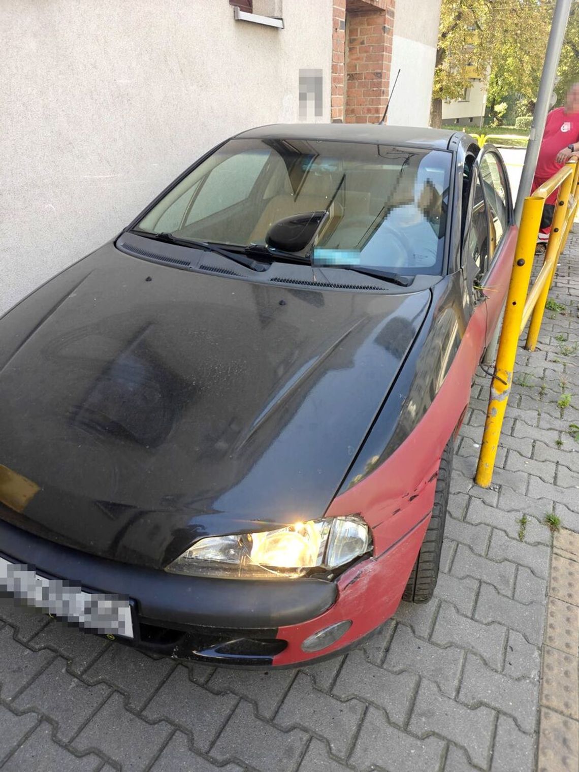 Pijany kierowca jechał chodnikiem po piwo, bo „było bliżej”. Utknął między barierkami a budynkiem Pijany kierowca jechał chodnikiem po piwo, bo „było bliżej”. Utknął między barierkami a budynkiem