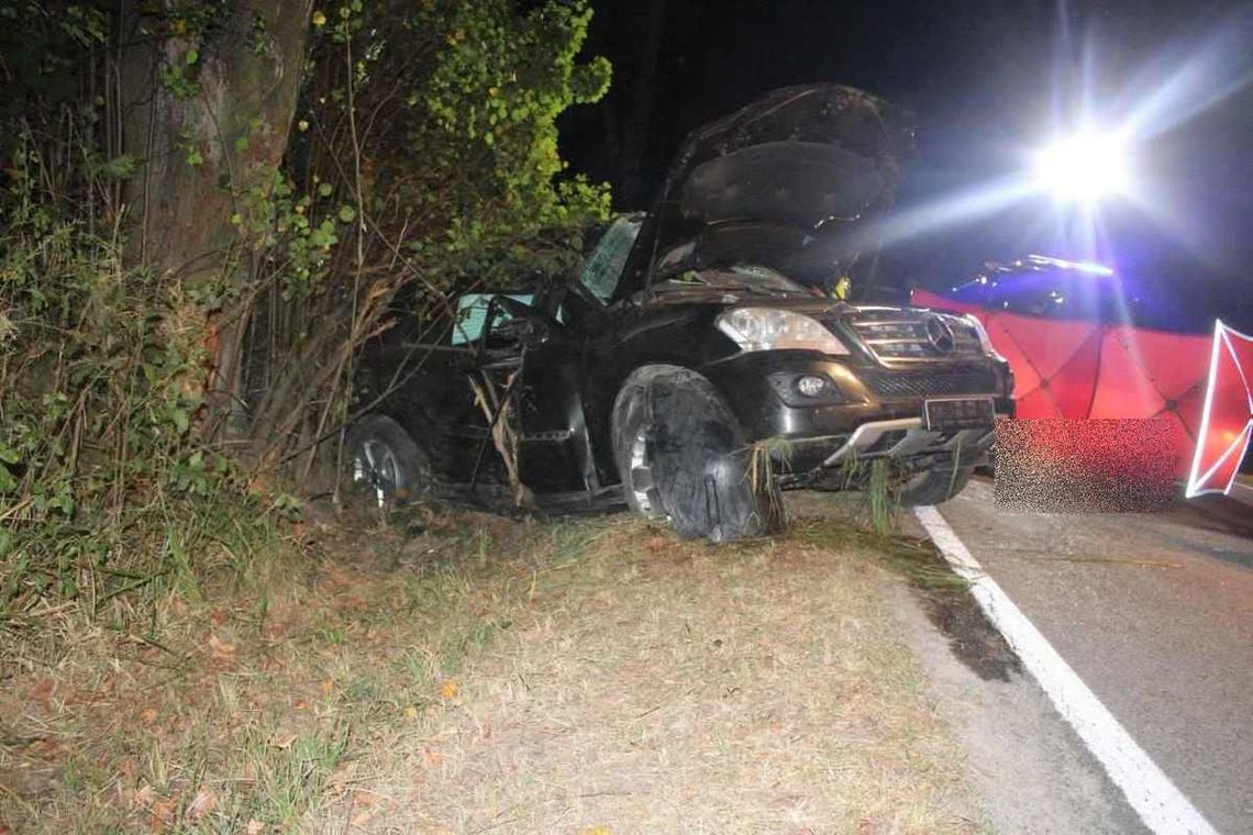 Pijany kierowca mercedesa wjechał w drzewo i uciekł. Zostawił w aucie ranną kobietę, która zmarła