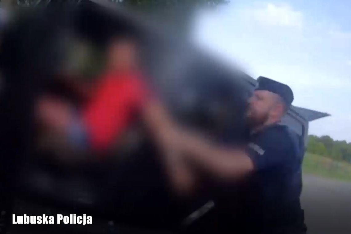 Pijany kierowca nie chciał wyjść z jeepa. Policjanci musieli wybić szybę i użyć siły