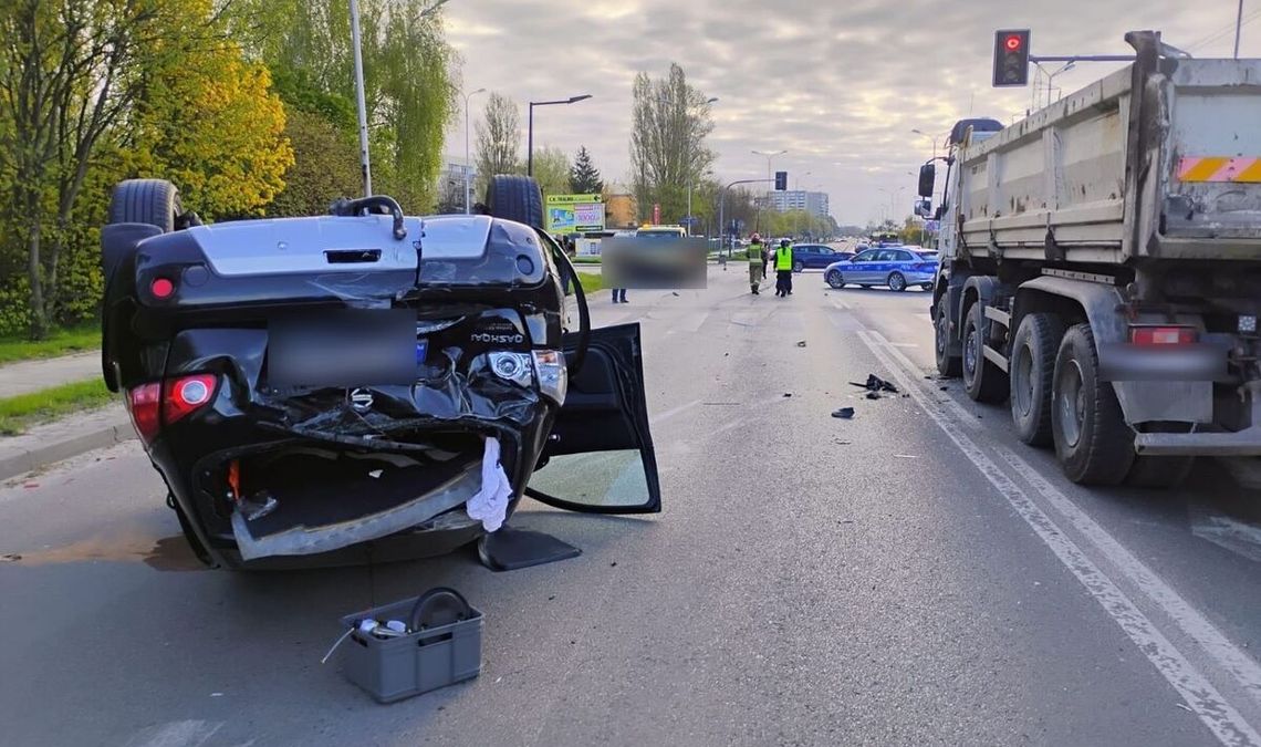 Pijany kierowca nie widział czerwonego i wjechał na skrzyżowanie. Doprowadził do zderzenia czterech aut