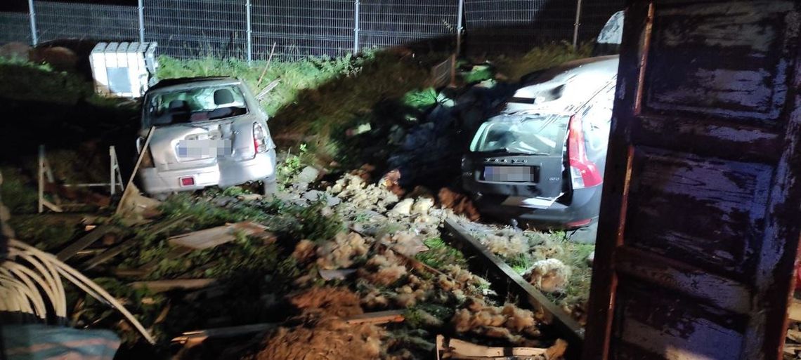 Pijany kierowca nie zauważył skrzyżowania. Wjechał na podwórku, przestawiając wiatę i zaparkowane auto