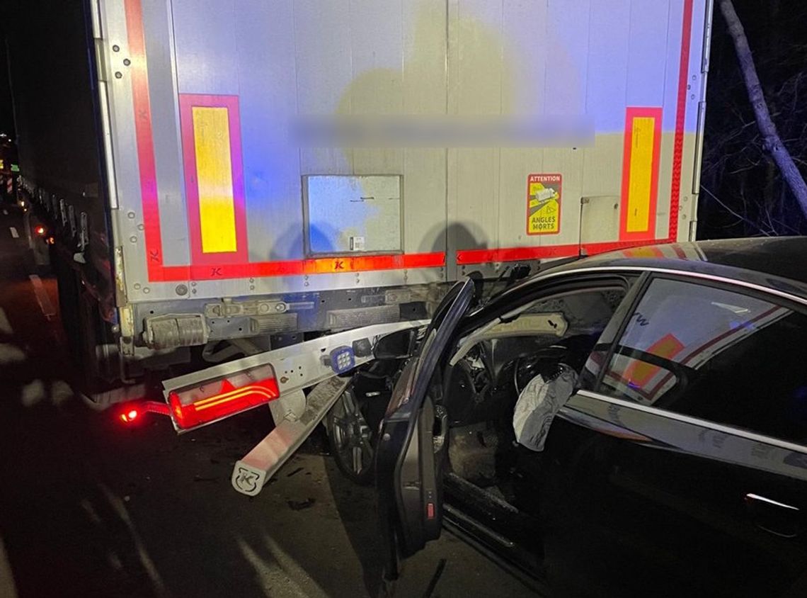 Pijany kierowca nie zauważył, że daf hamuje. Audi wbiło się w tył naczepy samochodu ciężarowego