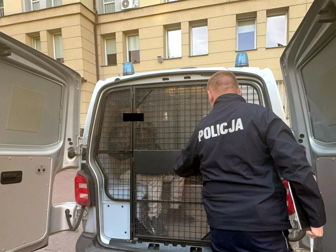 Pijany kierowca po kolizji uciekł z miejsca. Pomylił drogę i wjechał pod drzwi komendy [WIDEO]