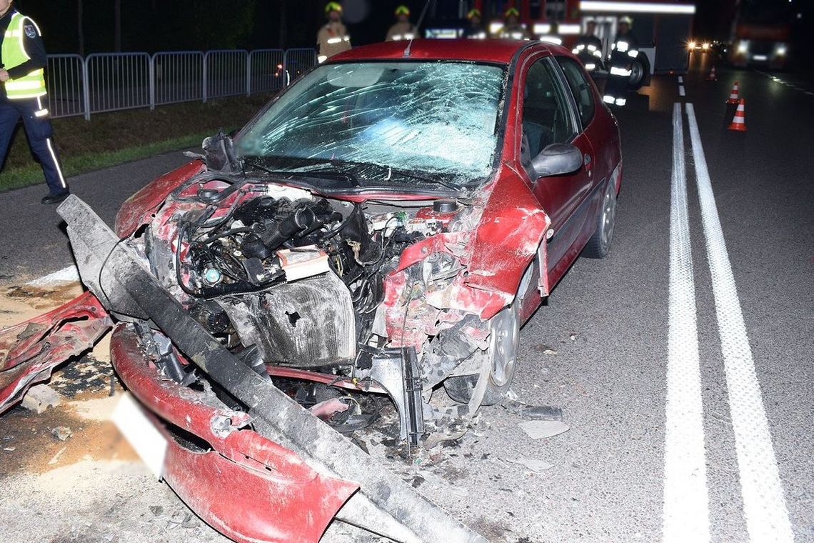 Pijany kierowca po zderzeniu z ciężarówką wyszedł z auta i uciekł do lasu. Znaleźli go w zaroślach