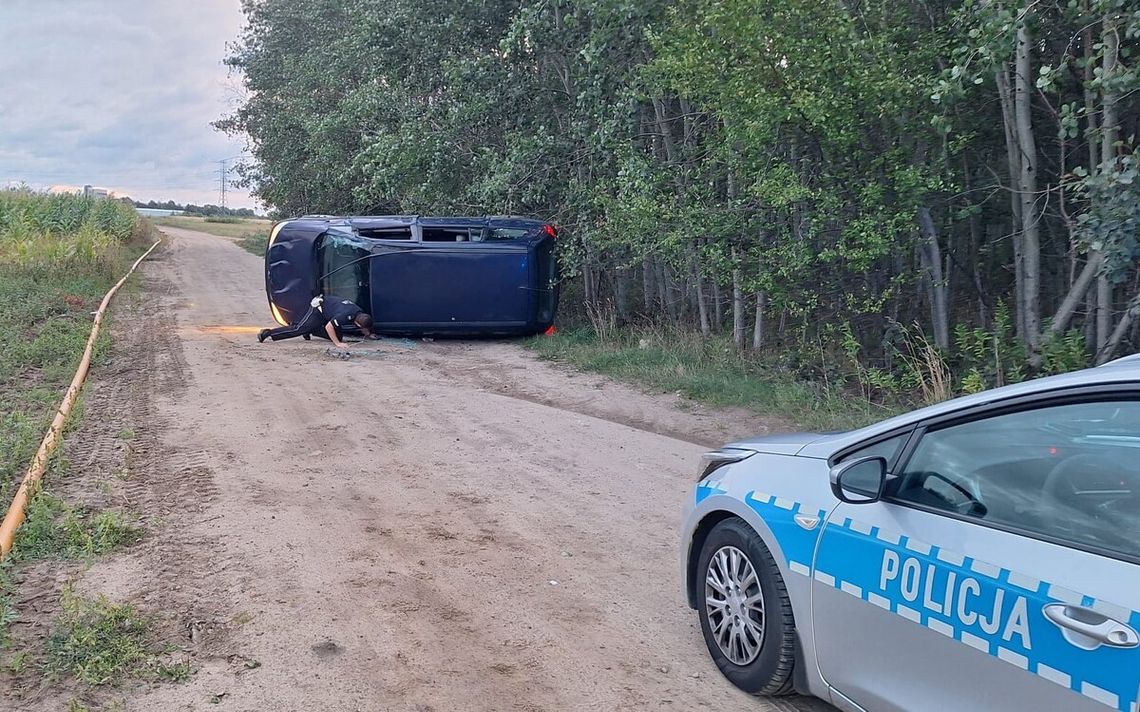 Pijany kierowca podczas pościgu przewrócił busa. Potem wygrzebał się przez okno i pobiegł do lasu Pijany kierowca podczas pościgu przewrócił busa. Potem wygrzebał się przez okno i pobiegł do lasu