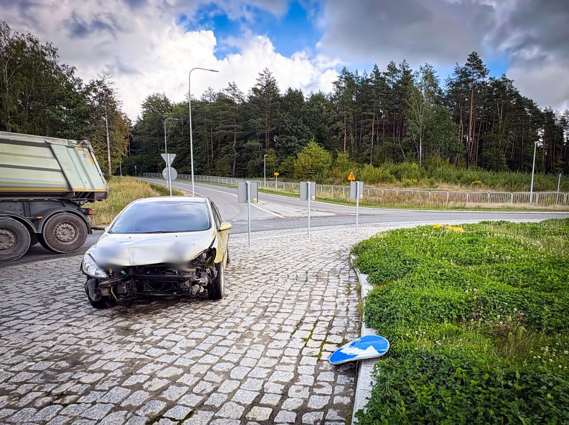 Pijany kierowca pokonany przez rondo. Skosił znaki, a potem porzucił auto na środku i uciekł