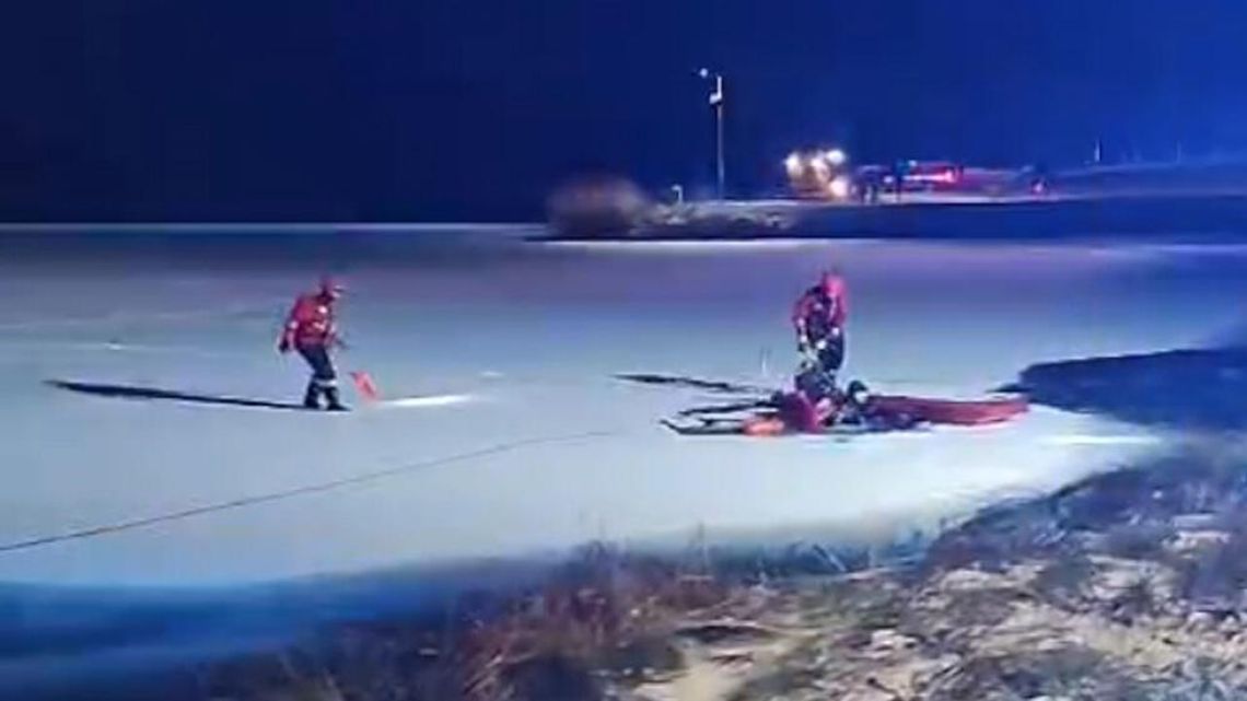 Pijany kierowca porzucił auto i wbiegł na zamarznięte jezioro. Lód się pod nim załamał