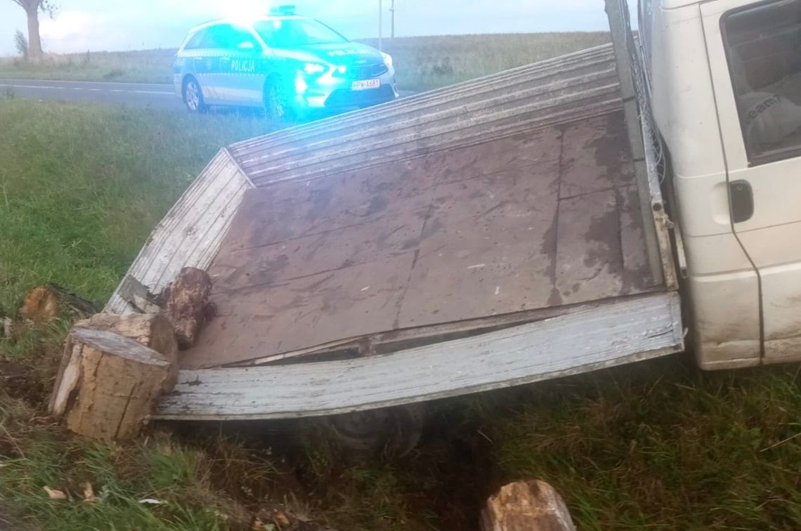 Pijany kierowca porzucił auto w rowie, ale wrócił, gdy przyjechała policja. Próbował udawać pasażera