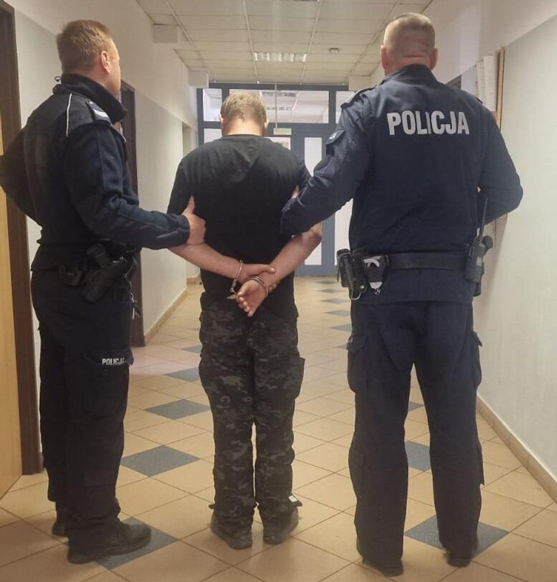 Pijany kierowca potrącił policjanta drogówki. Funkcjonariusz doznał poważnych obrażeń