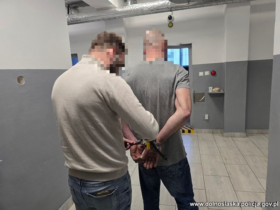 Pijany kierowca przez 8 kilometrów uciekał policji. Użyli radiowozu, żeby go zatrzymać