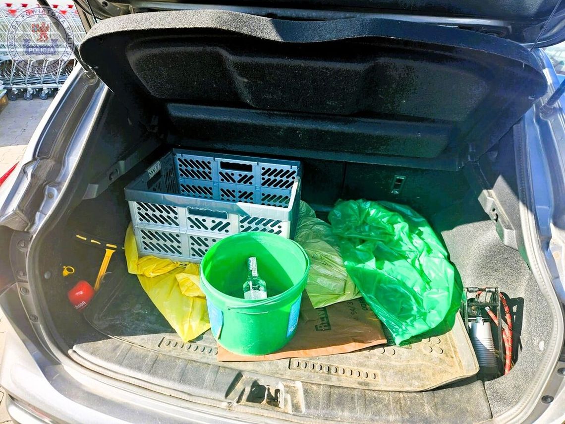 Pijany kierowca przyjechał do sklepu po kolejną flaszkę i stuknął na parkingu. Został zatrzymany przez świadków
