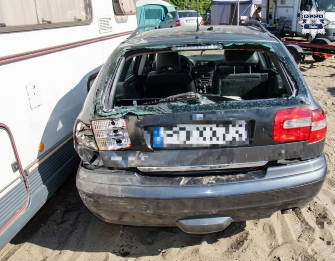 Pijany kierowca rozbijał auta na parkingu przy plaży. Uszkodził 10 i wjechał w namiot Pijany kierowca rozbijał auta na parkingu przy plaży. Uszkodził 10 i wjechał w namiot