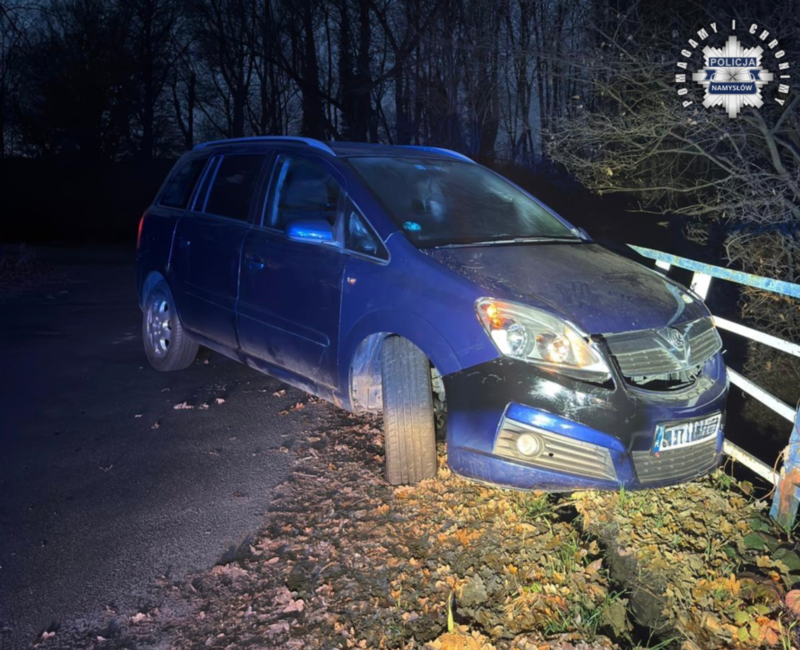 Pijany kierowca rozbił auto na barierkach i zniknął. Okazało się, że chowa się w rowie