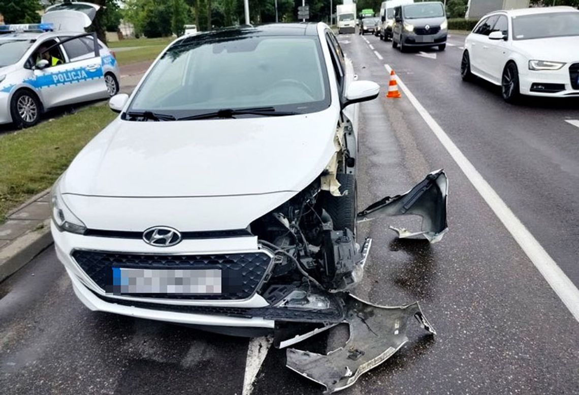 Pijany kierowca rozbił auto na drzewie i próbował nim dalej jechać. Dopiero na czerwonym świadek wyrwał mu kluczyki