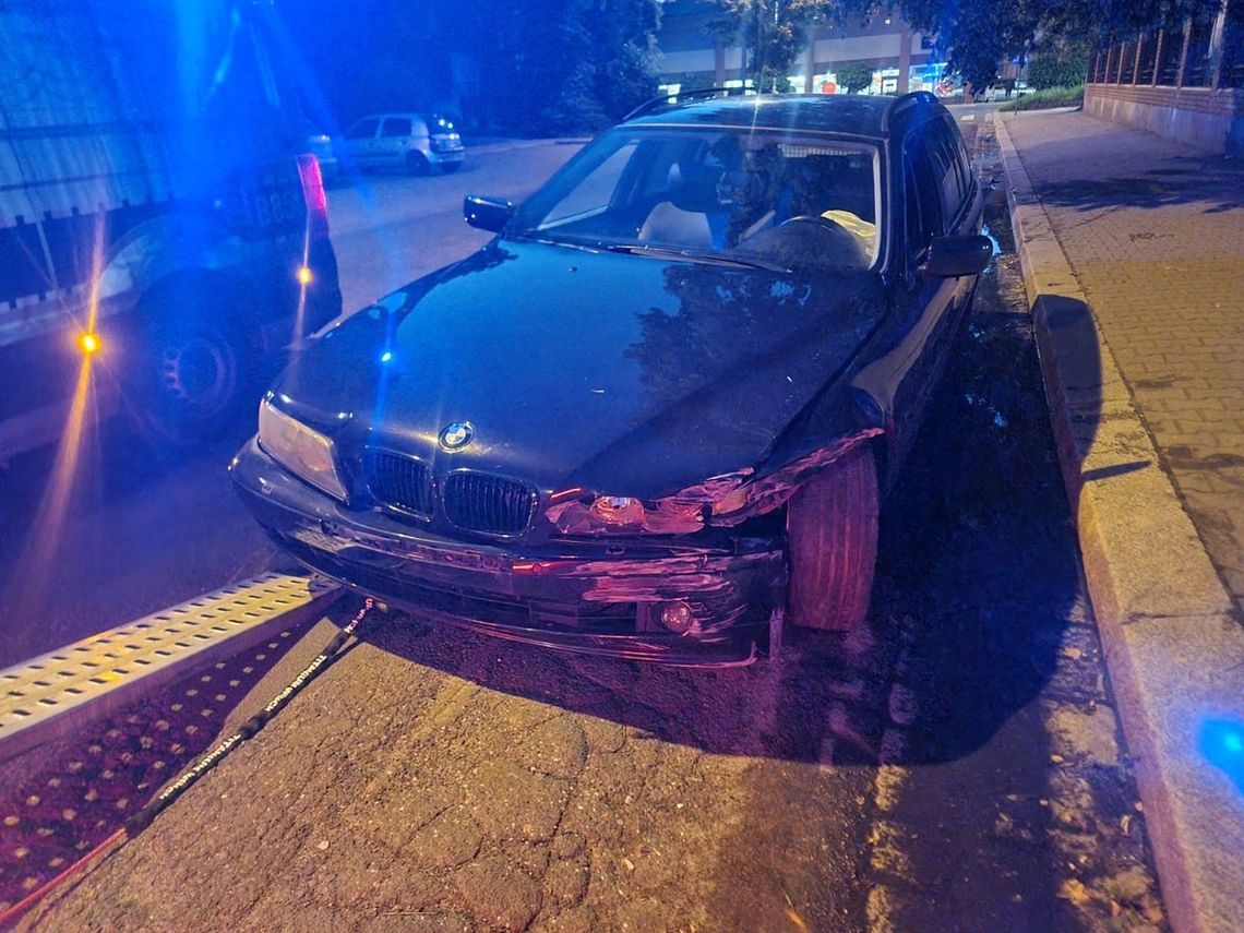 Pijany kierowca rozbił auto na ogrodzeniu szkoły. Wmawiał policjantom, że tylko pomaga je usunąć