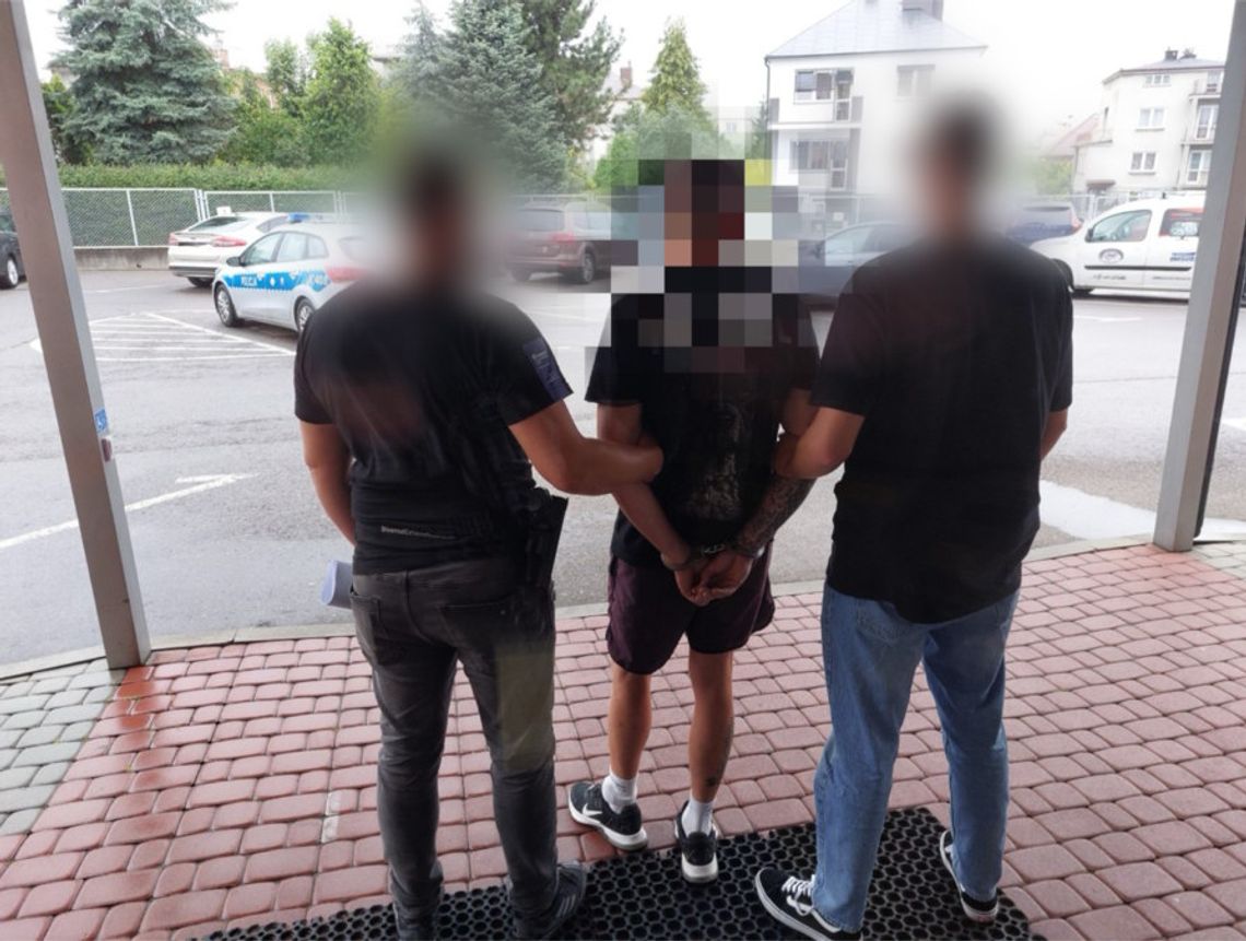 Pijany kierowca rozbił BMW na drzewie. Zostawił troje rannych znajomych bez pomocy i uciekł do domu