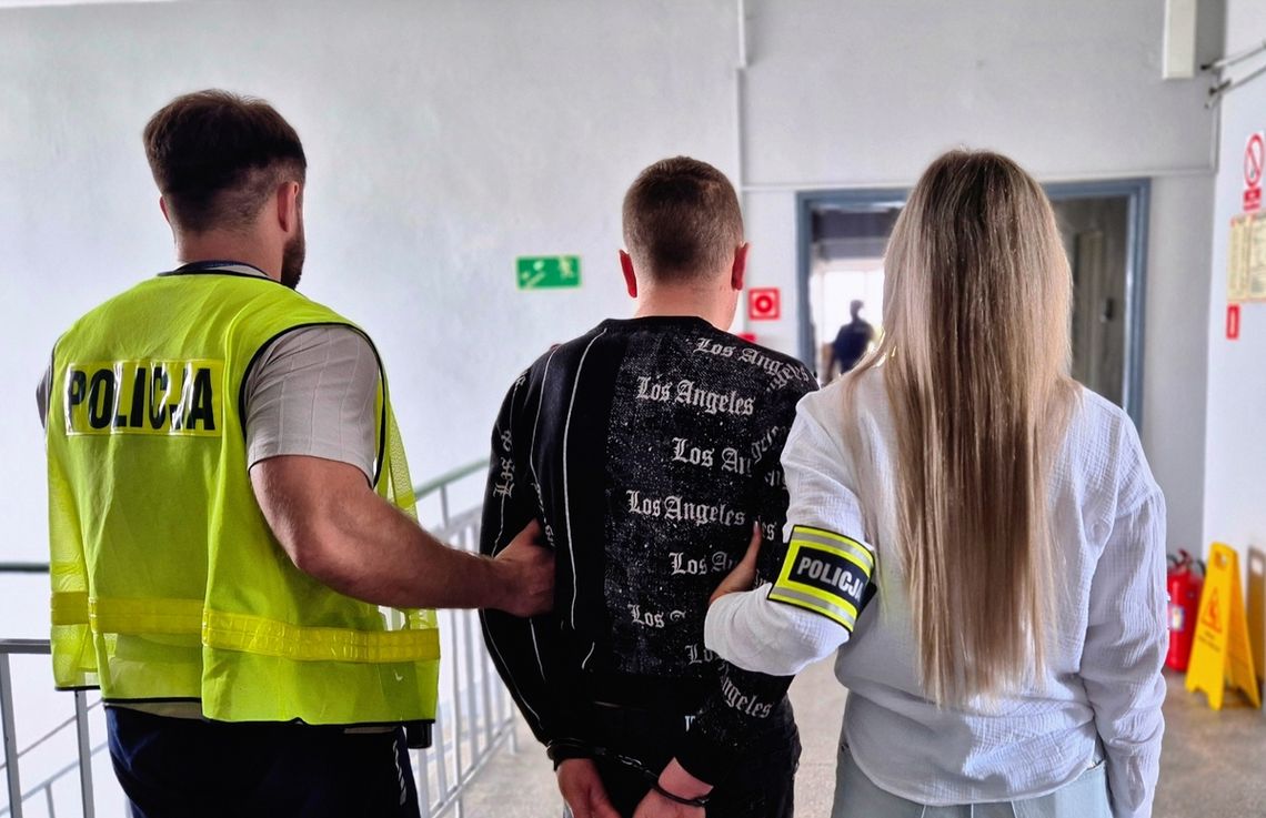 Pijany kierowca rozbił Dacię na A2. Uderzył w naczepę ciężarówki, a potem w bariery Pijany kierowca rozbił Dacię na A2. Uderzył w naczepę ciężarówki, a potem w bariery