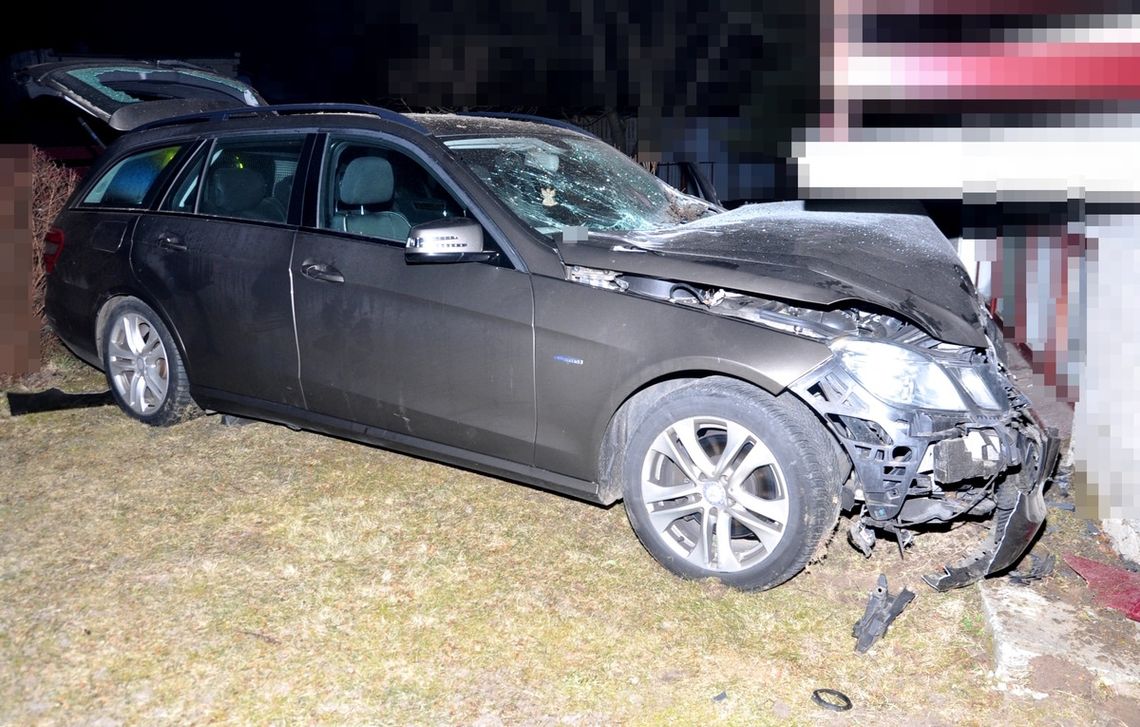 Pijany kierowca sam doniósł na siebie policji. Po kłótni rodzinnej wjechał mercedesem w budynek