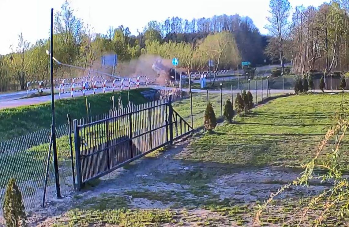 Pijany kierowca ściął wysepkę, kilka znaków i dachował. Z dwoma promilami wyprzedzał inne auto