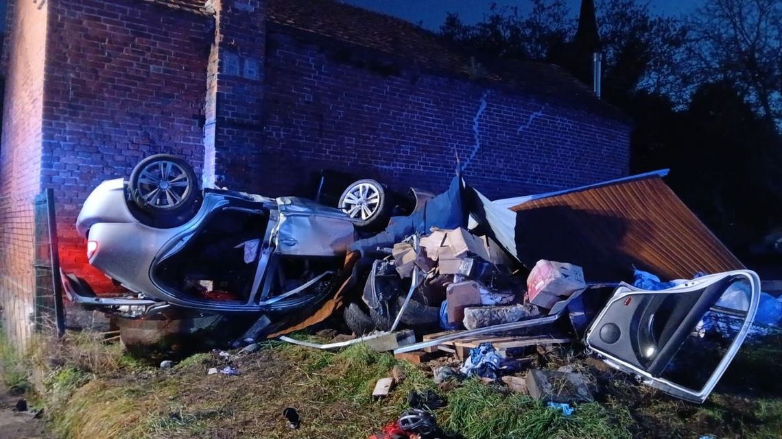 Pijany kierowca skosił ogrodzenie i blaszany garaż, a następnie dachował. Miał prawie 1,5 promila