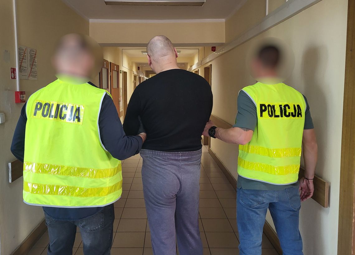 Pijany kierowca spowodował kolizję z radiowozem. Wcześniej przejechał na czerwonym i uciekał policji Pijany kierowca spowodował kolizję z radiowozem. Wcześniej przejechał na czerwonym i uciekał policji