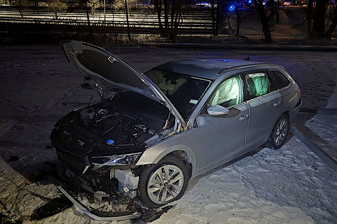 Pijany kierowca szalał autem po zamarzniętym jeziorze. Skończyło się uderzeniem w pomost