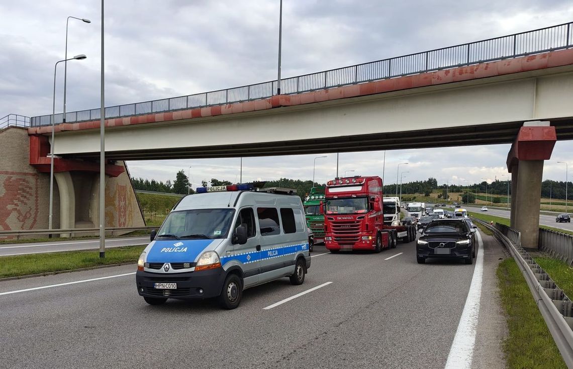 Pijany kierowca tira tak nudził się w korku, że zasnął. Świadek zabrał mu kluczyki i wezwał policję