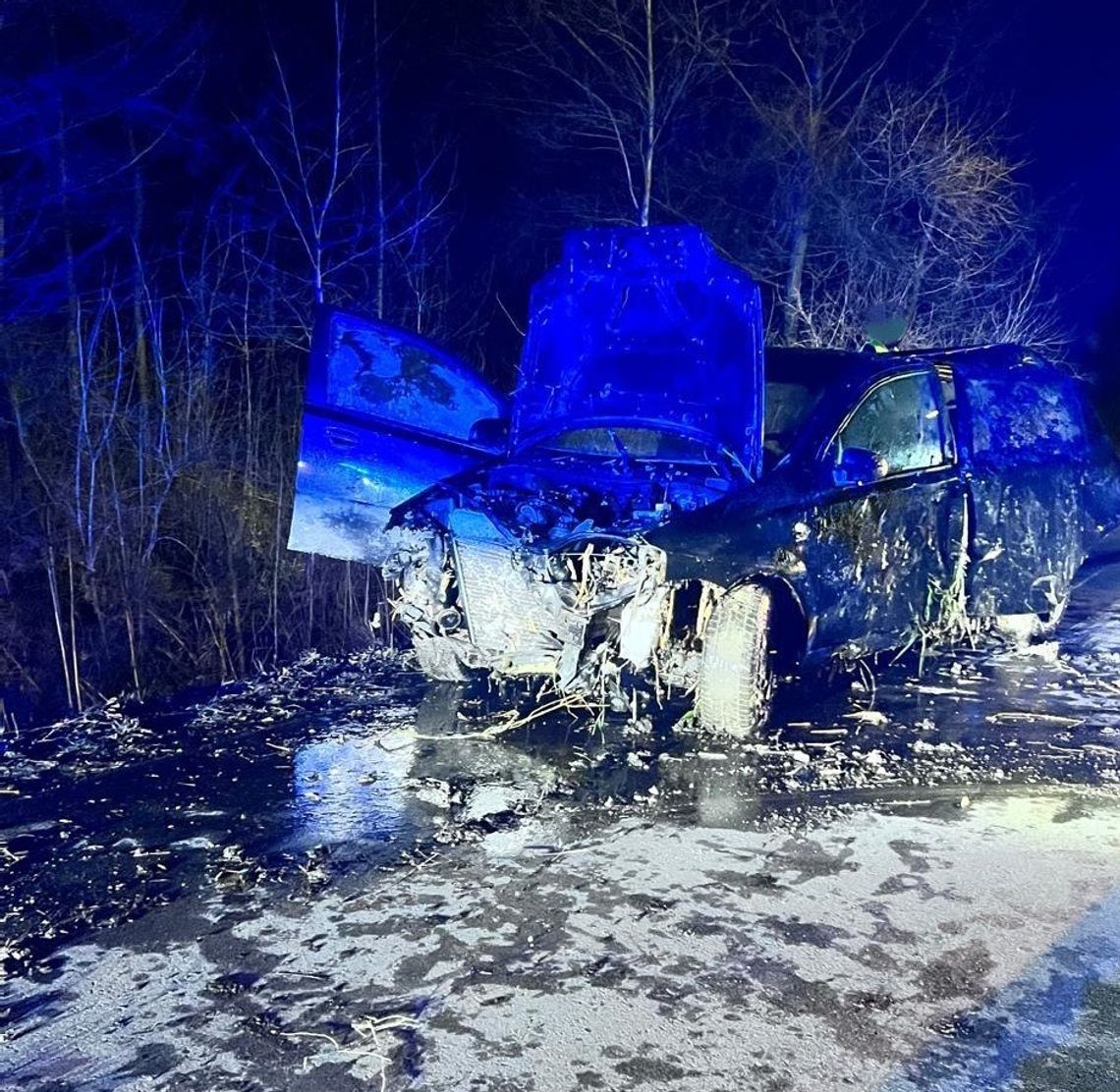 Kierowca Chevroleta był tak pijany, że wjechał do bagna. Strażacy musieli ratować pasażerkę