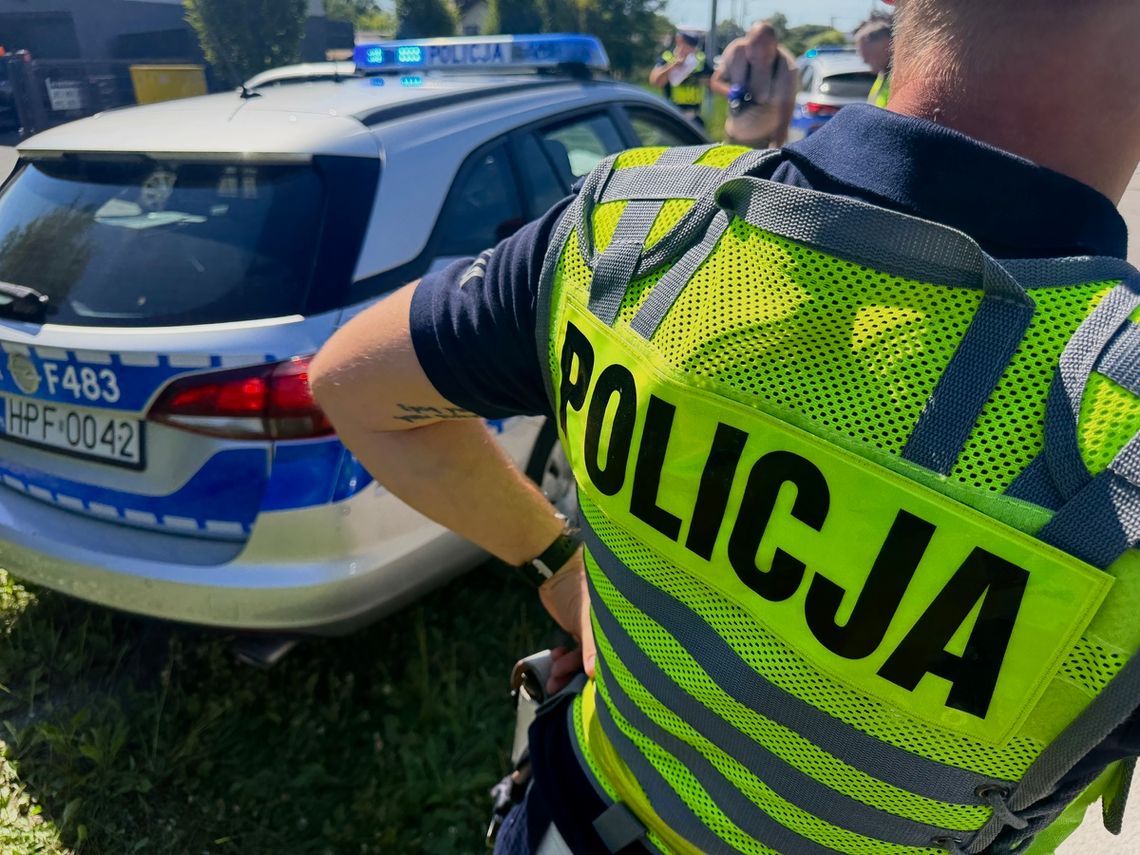 Pijany kierowca uciekał przed policją. Staranował radiowóz i zniszczył auto