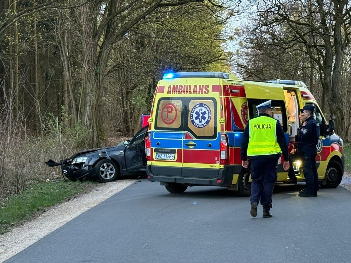 Pijany kierowca uderzył w drzewo, w wypadku zginął 29-letni pasażer
