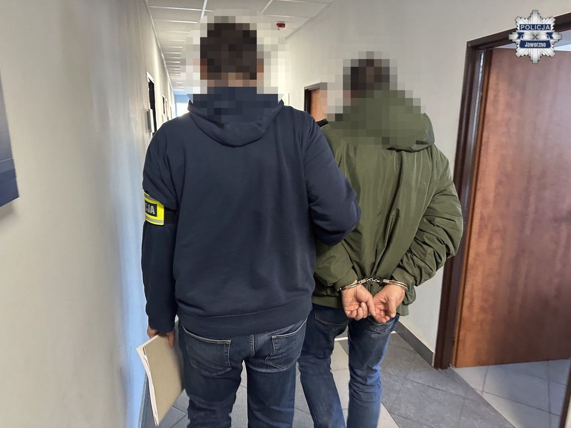 Pijany kierowca uszkodził pięć aut. Chcąc uniknąć odpowiedzialności oferował policjantom łapówkę Pijany kierowca uszkodził pięć aut. Chcąc uniknąć odpowiedzialności oferował policjantom łapówkę