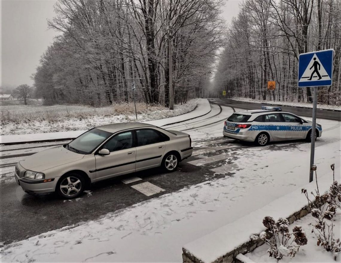 Pijany kierowca w aucie stojącym przy przejściu. Myślał, że jest w zupełnie innym mieście