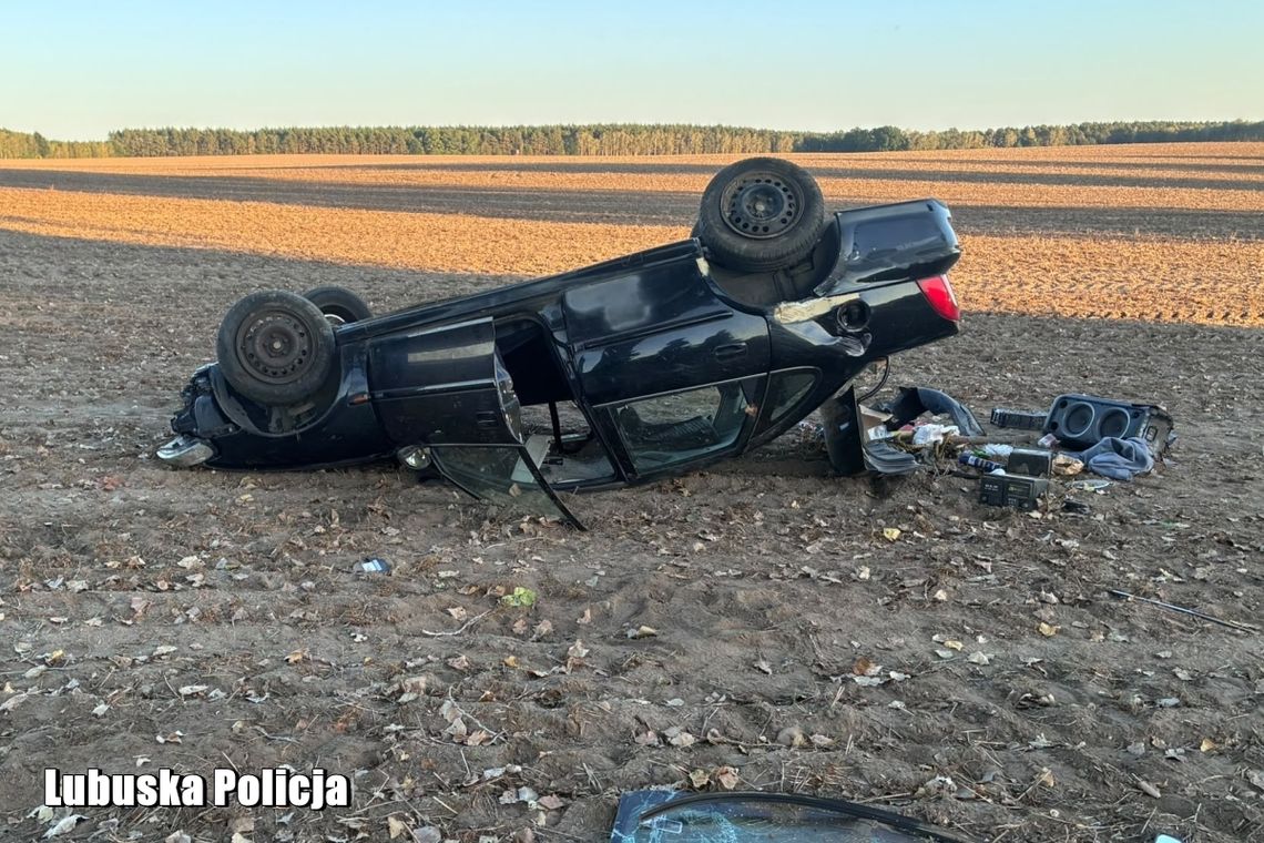 Pijany kierowca wiózł pijaną pasażerkę. Oboje mieli po około trzy promile i skończyli na dachu Pijany kierowca wiózł pijaną pasażerkę. Oboje mieli po około trzy promile i skończyli na dachu