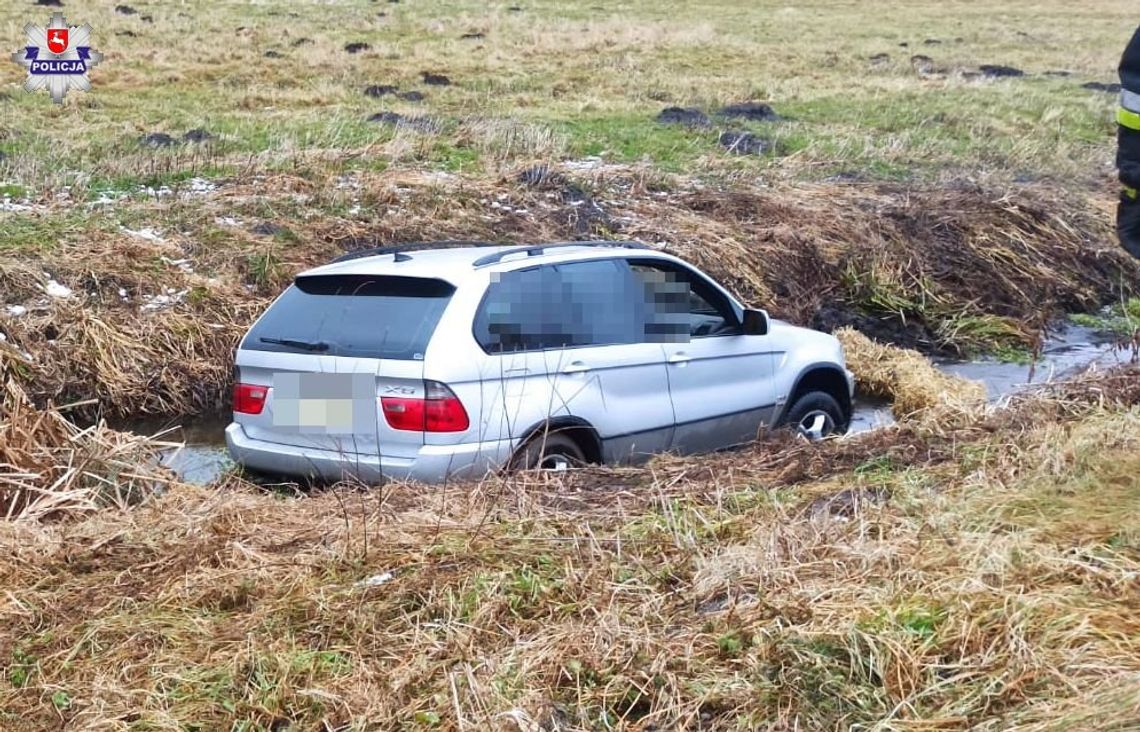 Pijany kierowca wjechał BMW do rowu i utknął. Przewoził 9-letniego syna