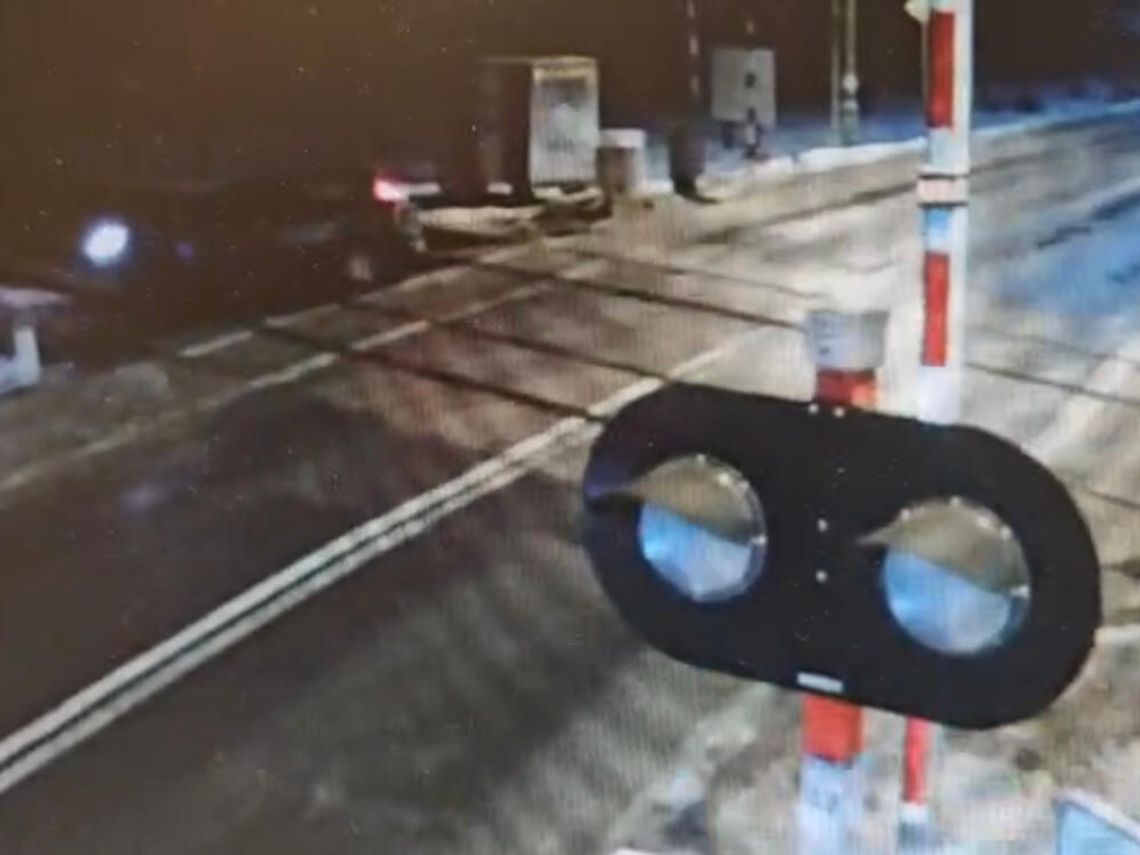 Pijany kierowca wjechał na przejazd a potem na torowisko. Został zatrzymany razem z pasażerką
