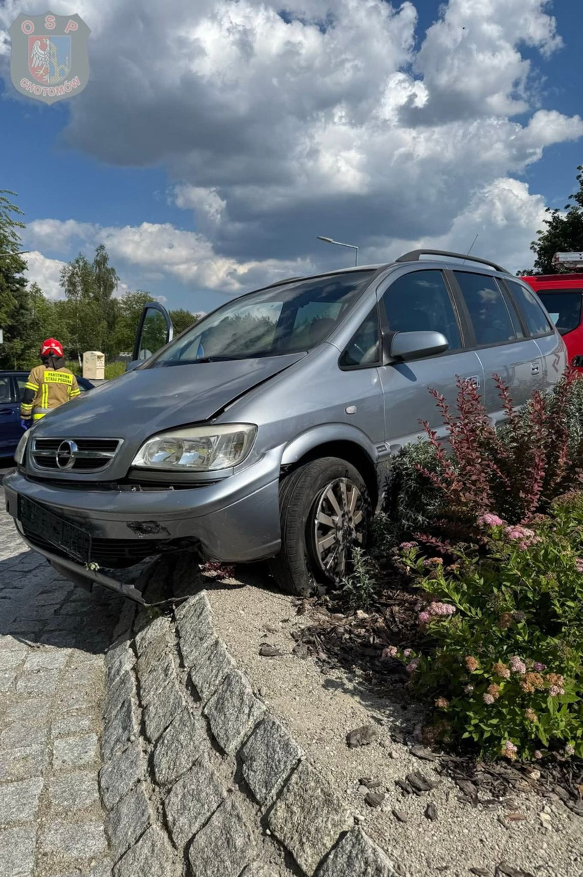 Pijany kierowca wjechał na rondo i utknął. Miał blisko 3 promile i był agresywny Pijany kierowca wjechał na rondo i utknął. Miał blisko 3 promile i był agresywny