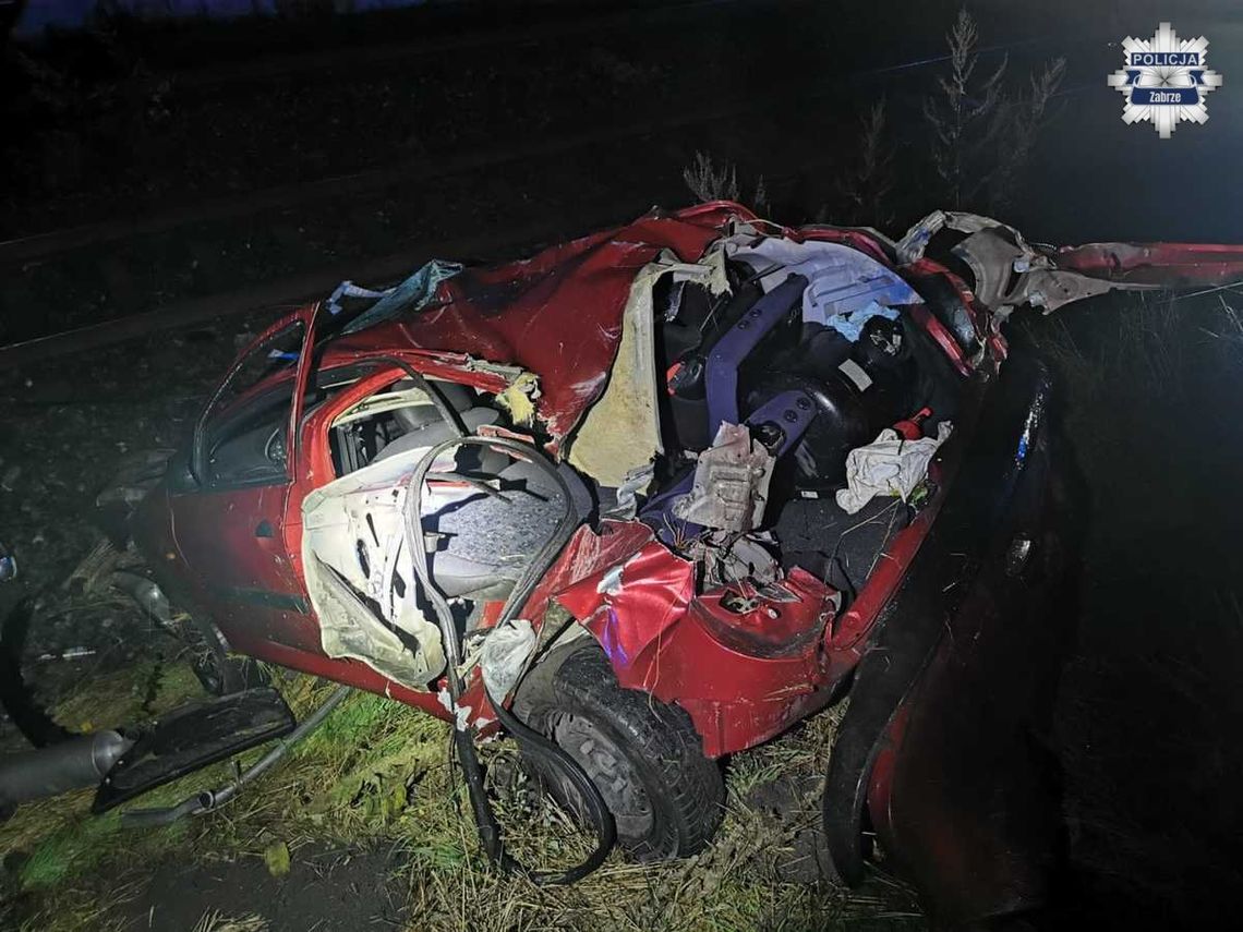 Pijany kierowca wjechał na torowisko. W ostatniej chwili zabrał dziecko i uciekł przed lokomotywą Pijany kierowca wjechał na torowisko. W ostatniej chwili zabrał dziecko i uciekł przed lokomotywą