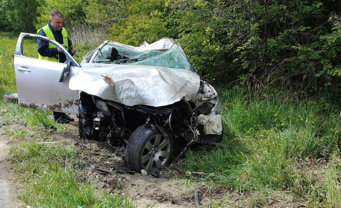 Pijany kierowca wjechał w drzewo. W wypadku zginął 34-letni pasażer BMW