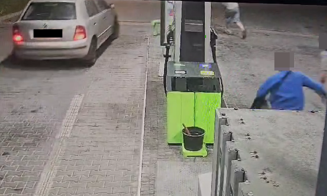 Pijany kierowca wjechał w mężczyznę, który próbował go zatrzymać. Potem zostawił bez pomocy Pijany kierowca wjechał w mężczyznę, który próbował go zatrzymać. Potem zostawił bez pomocy