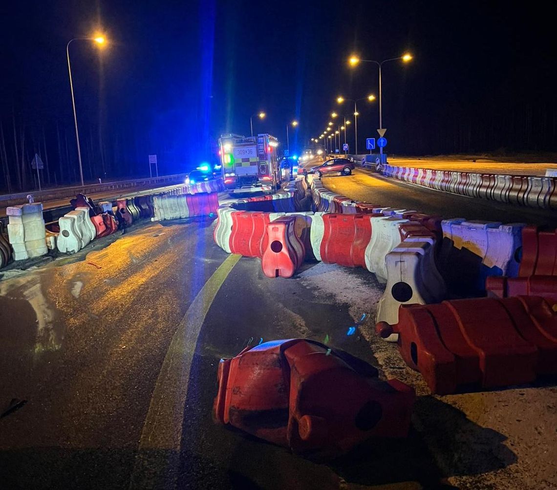 Pijany kierowca wjechał w plastikowe bariery na drodze ekspresowej. Próbował uciec policji