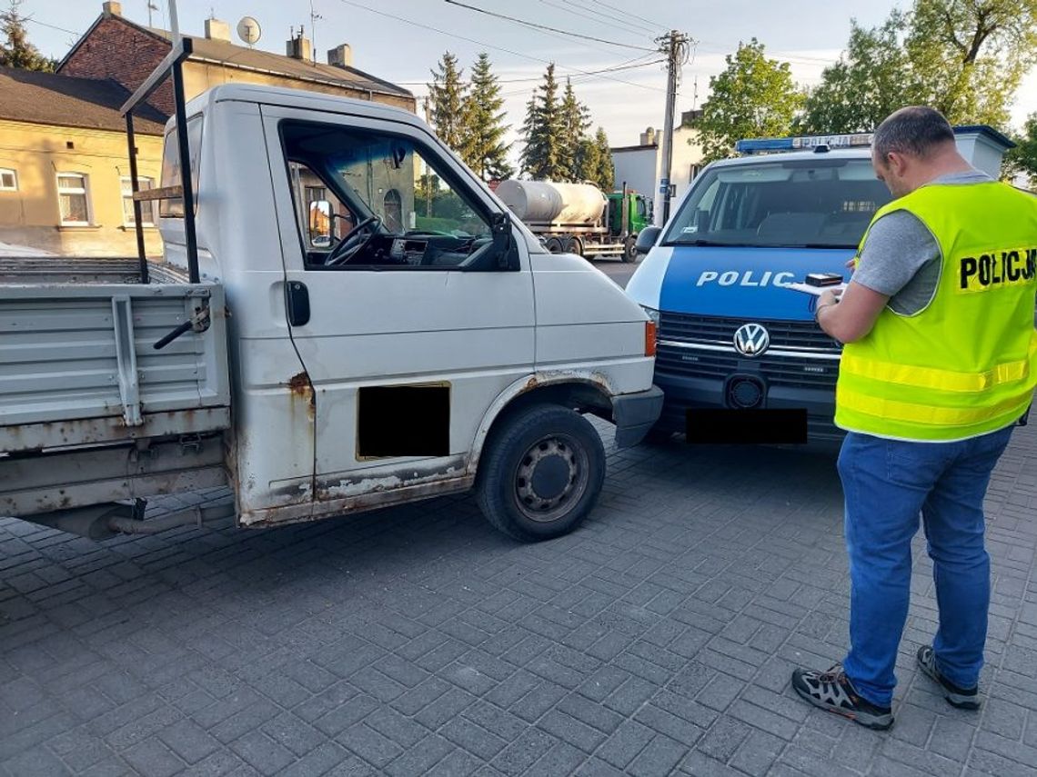 Pijany kierowca wjechał w radiowóz zaparkowany przed komendą