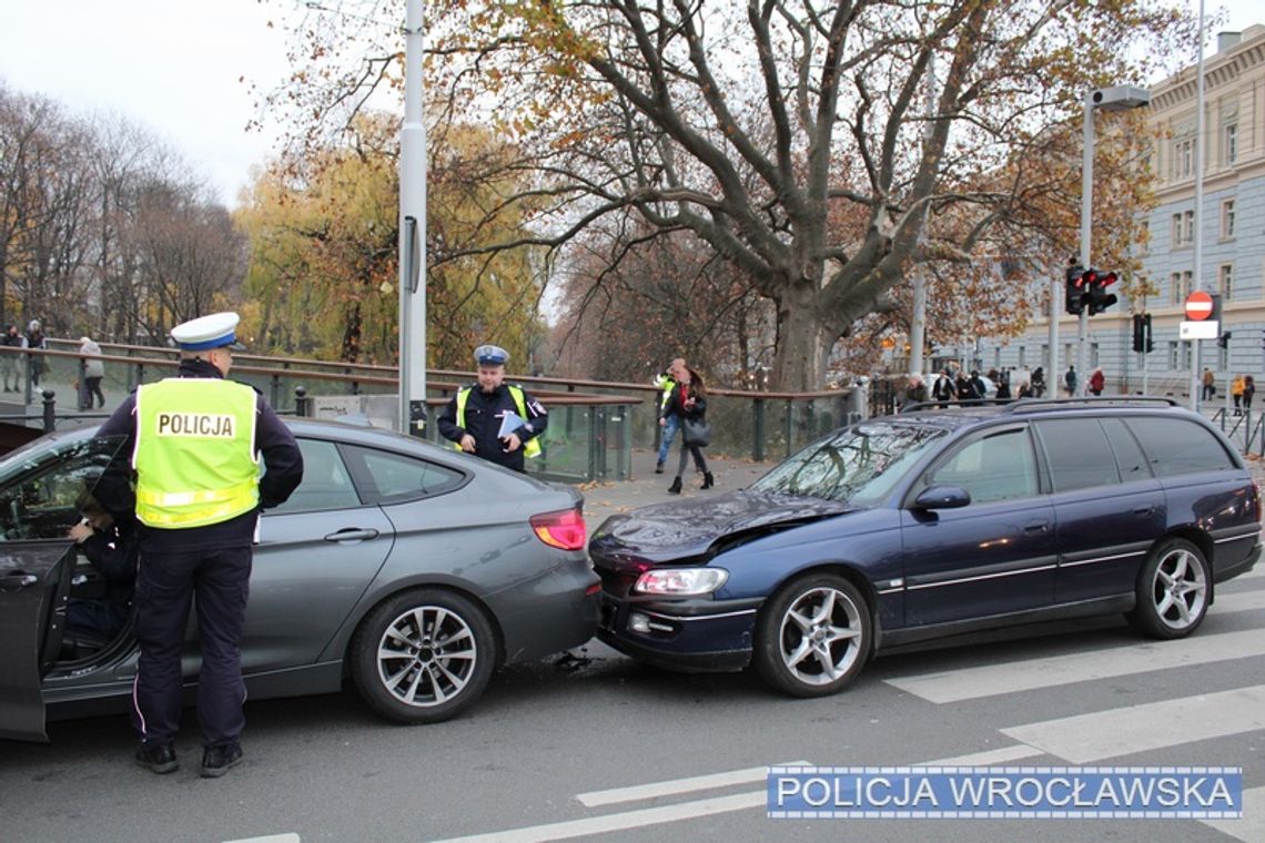 Pijany kierowca wjechał w tył nieoznakowanego radiowozu. Wydmuchał prawie 3 promile